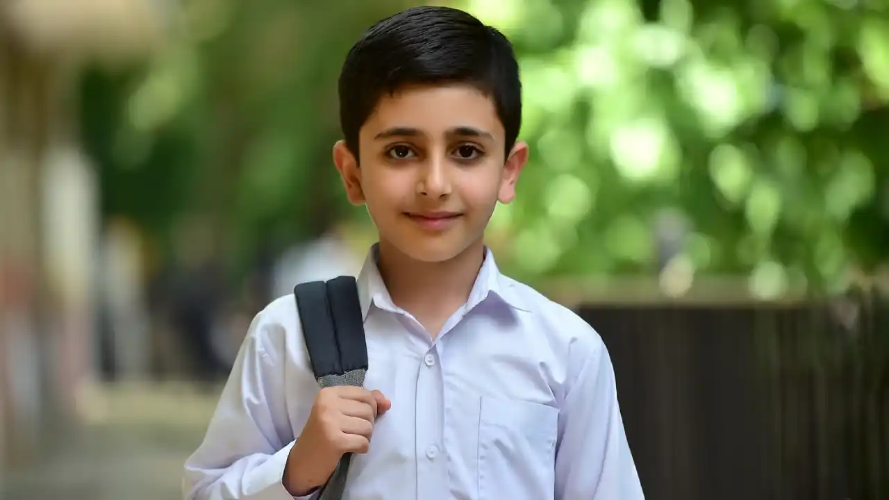 ژست قدم زدن با کیف مدرسه در فضای باز