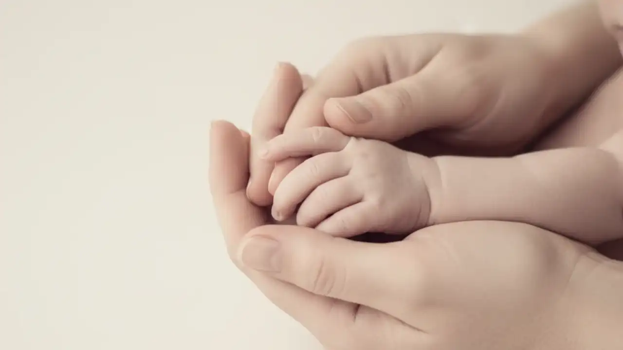 ژست دست‌های نوزاد و مادر